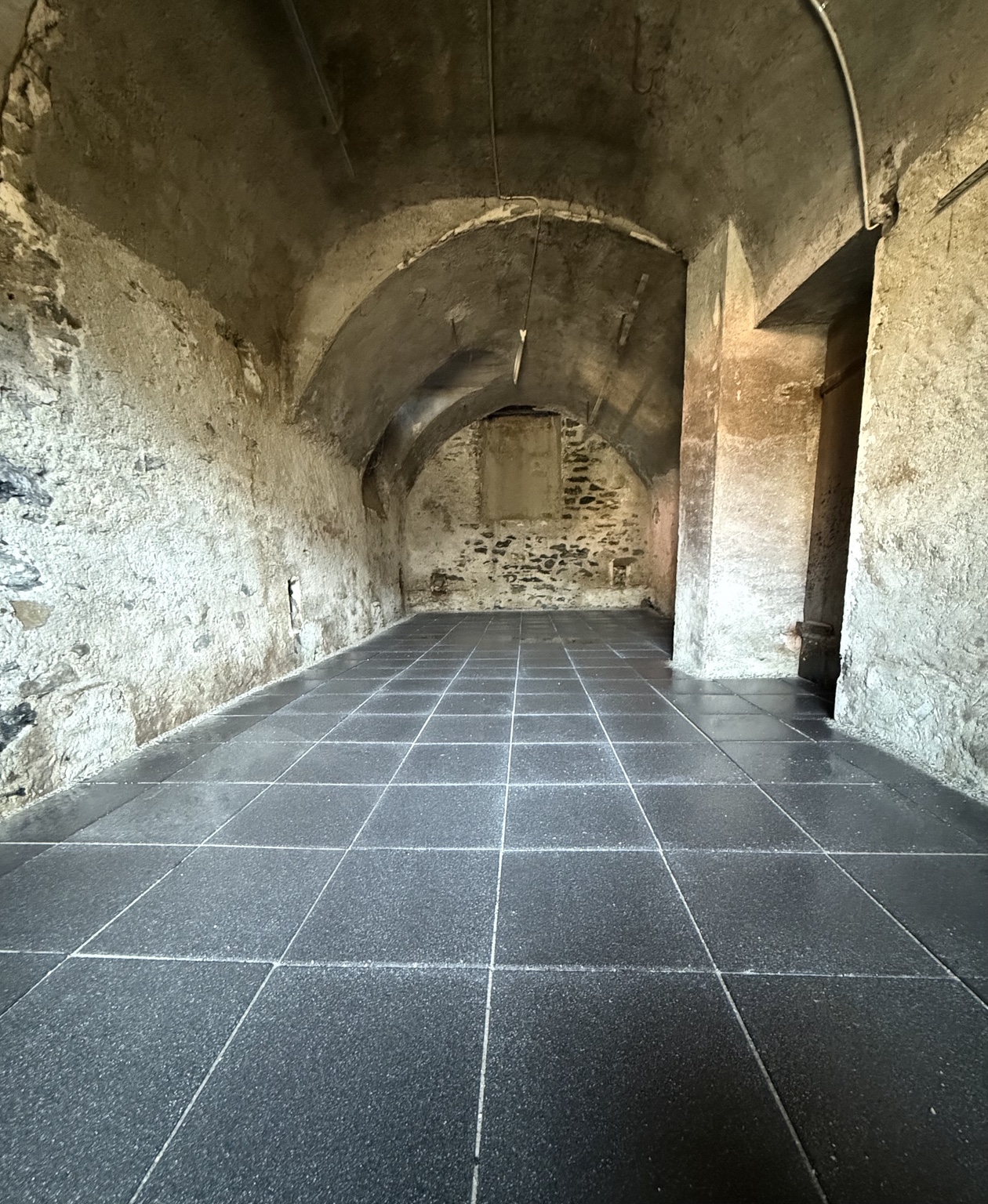 Cave voûtée après la pose de dalles grises